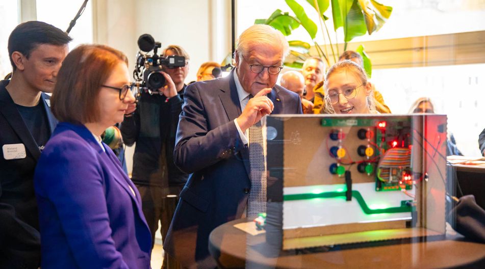 Bundespräsident Frank-Walter Steinmeier und Staatssekretärin Sandra Boser vom baden-württembergischen Kultusministerium lassen sich beim Finale 2024 die besten KI-Projekte erklären. Bundespräsident Frank-Walter Steinmeier und Staatssekretärin Sandra Boser vom baden-württembergischen Kultusministerium lassen sich beim Finale 2024 die besten KI-Projekte erklären.