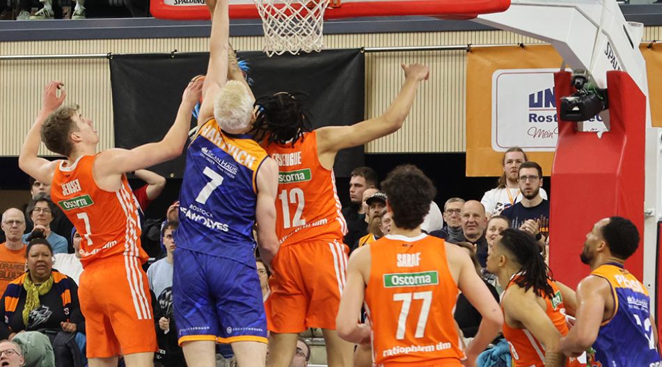 Eine Szene aus dem Bundesliga-Basketballspiel zwischen den Rostock Seawolves und Ratiopharm Ulm. Eine Szene aus dem Bundesliga-Basketballspiel zwischen den Rostock Seawolves und Ratiopharm Ulm.