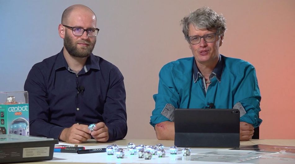Heiko Wolf (l.) und Stefan Koeck erklären etwas zum Thema Ozobots. Heiko Wolf (l.) und Stefan Koeck erklären etwas zum Thema Ozobots.