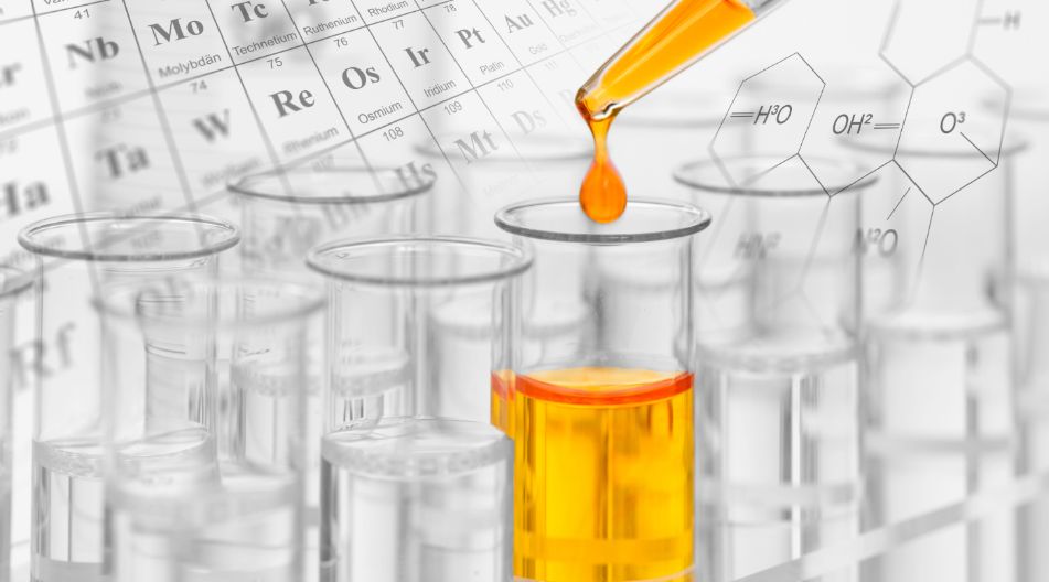 Chemisches Reagenzglas, in das orangefarbige Flüssigkeit gegossen wird, symbolisiert Experimente in der Chemie. Chemisches Reagenzglas, in das orangefarbige Flüssigkeit gegossen wird, symbolisiert Experimente in der Chemie.